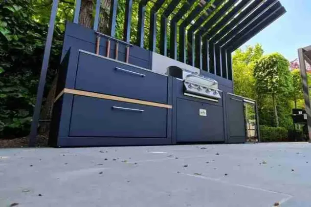 Outdoor kitchen in highgate london with seating