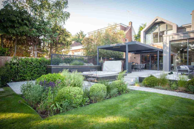 Outdoor kitchen in Stoke D'Abernon, Cobham garden with shrubs