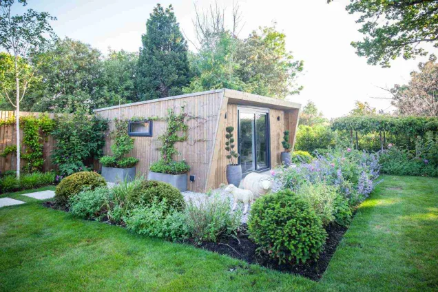 Outdoor kitchen in Stoke D'Abernon, Cobham garden building