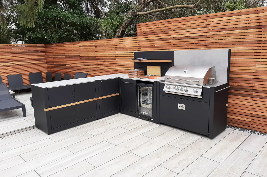 contemporary outdoor kitchen with bbq accessories and built-in fridge