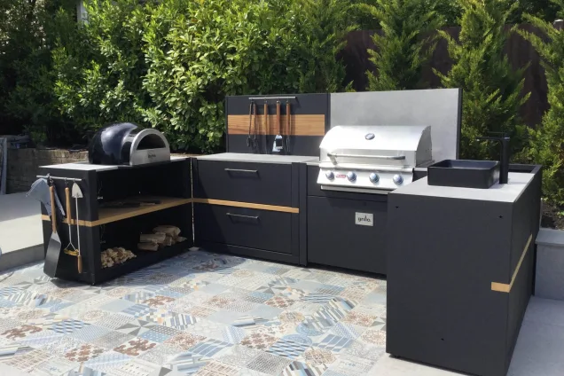 outdoor kitchen with pizza oven and Bull Gas Grill in Totteridge, Barnet