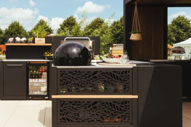 outdoor kitchen in hampton court flower show with pizza oven