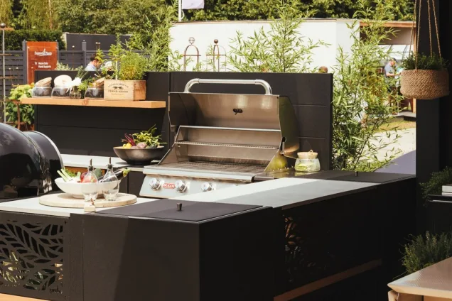 outdoor kitchen in hampton court flower show with bull bbq