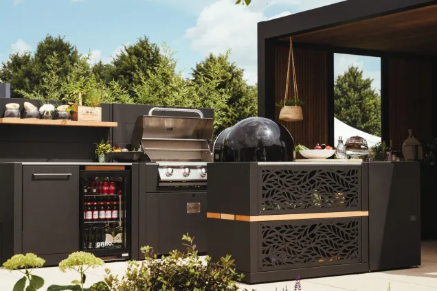 outdoor kitchen in hampton court flower show with pizza oven and bull bbq