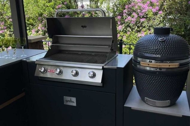 Outdoor kitchen in Tadworth with bull gas bbq and gusto bbq