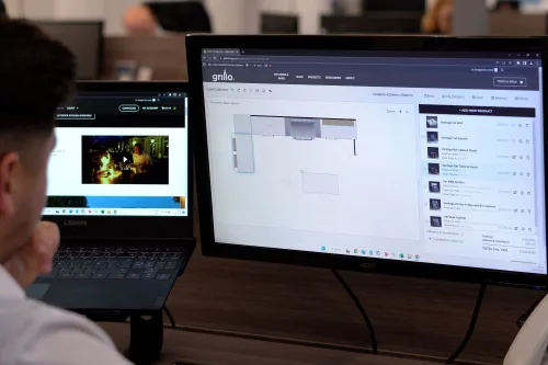 person on grillo kitchen configurator