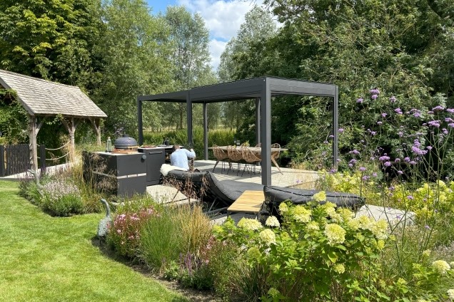 grillo kitchen in garden with lots of shrubs