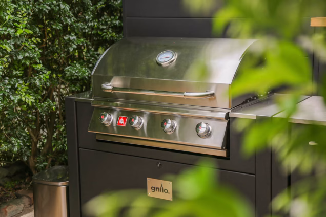 outdoor kitchen with bull gas grill station in garden