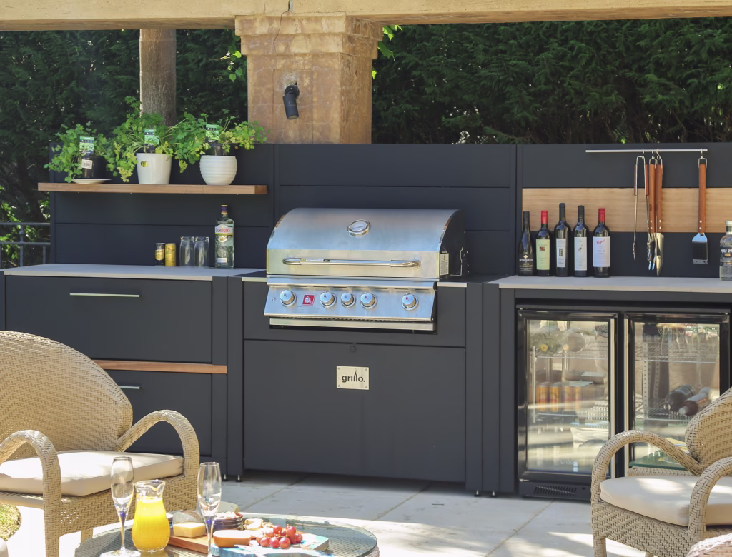 outdoor kitchen in Mediterranean style garden with bull gas grill, double fridge